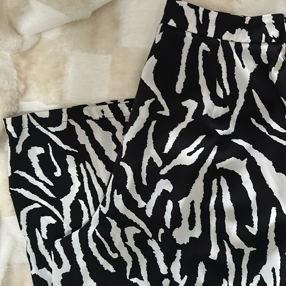 Black and white print flare pants